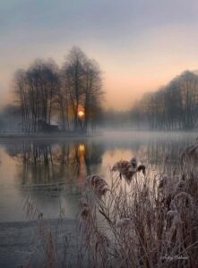 Kaszubskie lasy we mgle z legendarną postacią Smętka, kaszubski folklor i tajemnicze opowieści.
